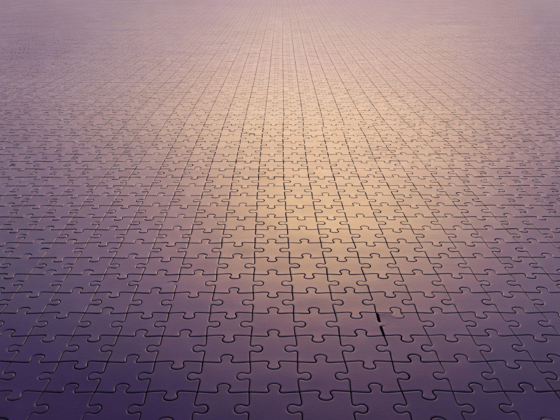 Pole elementów puzzli z subtelnym przejściem od głębokiej śliwki do bladego złota